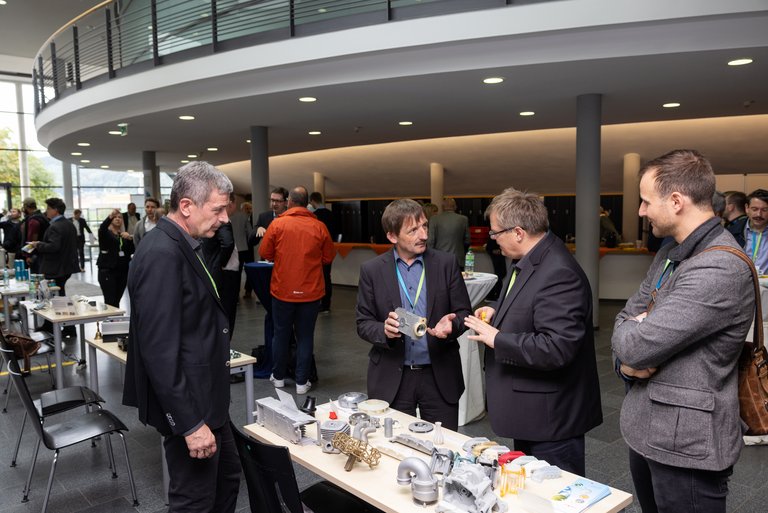 Wissenschaftler und Unternehmensvertreter tauschen sich bei der Firmenausstellung des 5. Thüringer Forums Mobilität im Foyer des Humboldtbau der TU Ilmenau aus