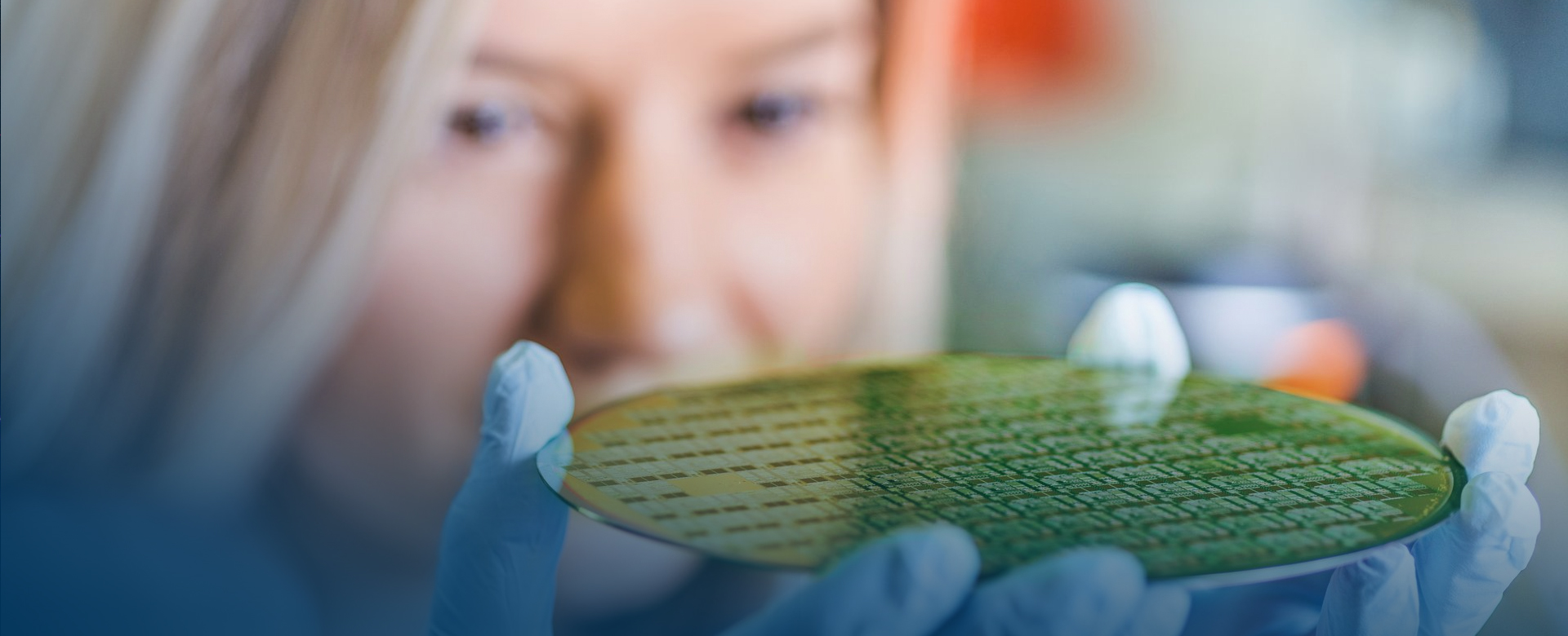 Wissenschaftlerin hält Wafer in der Hand