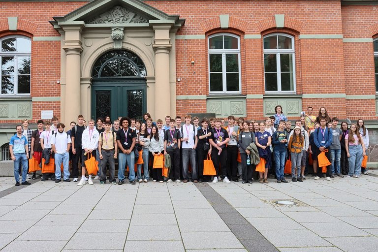 Gruppenbild der teilnehmenden Schüler*innen vor dem Faradaybau