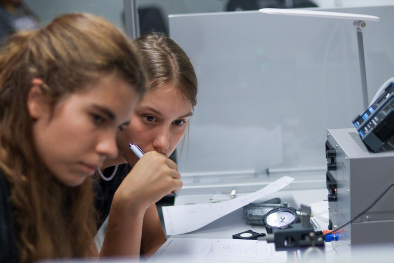 Zwei Jugendliche schauen auf Experiment